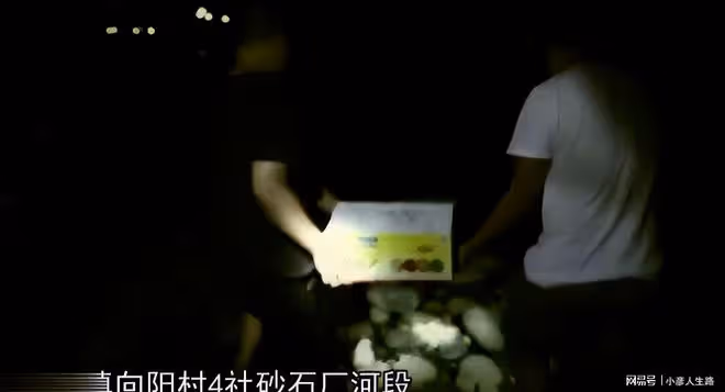 17年四川旺蒼出現「河神顯靈」,百姓實現吃魚自由,小伙:不要碰