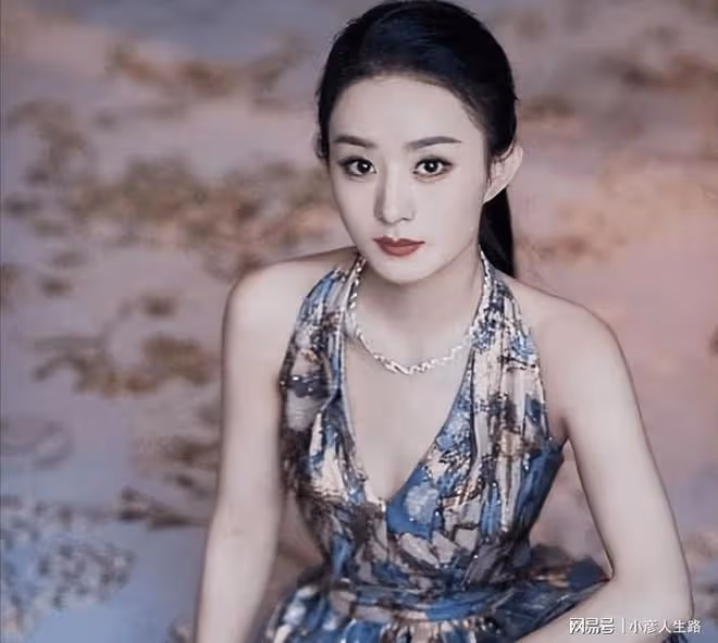 趙麗穎直播討論劇情,卻被人關了美顏,白皙皮膚濃密黑髮讓人羨慕