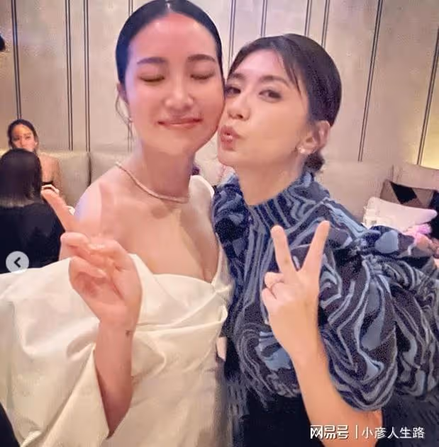 賈靜雯林心如在楊祐寧婚禮上玩得很開心,貼臉合影彰顯姐妹情
