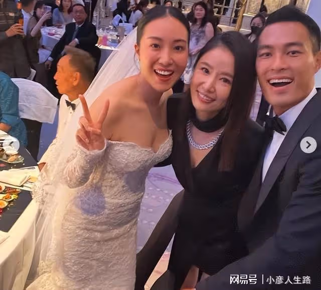 賈靜雯林心如在楊祐寧婚禮上玩得很開心,貼臉合影彰顯姐妹情