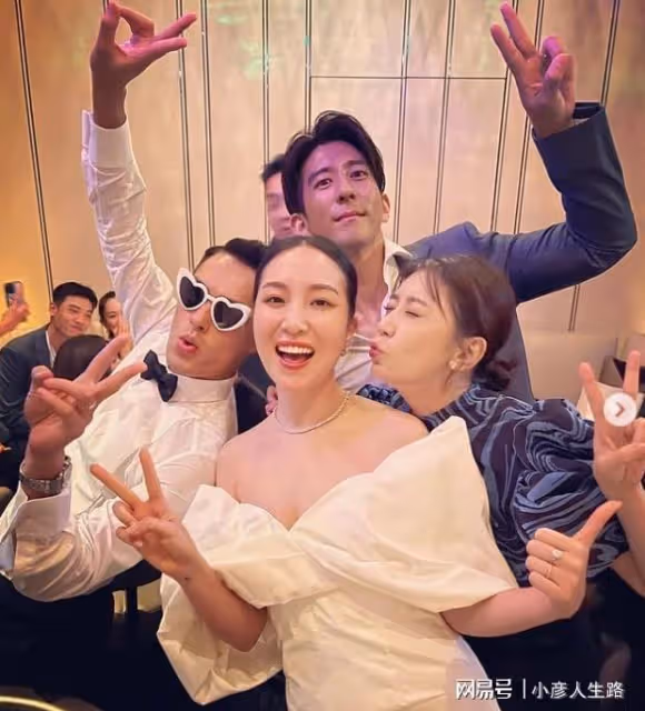 賈靜雯林心如在楊祐寧婚禮上玩得很開心,貼臉合影彰顯姐妹情
