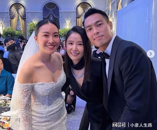 賈靜雯林心如在楊祐寧婚禮上玩得很開心,貼臉合影彰顯姐妹情