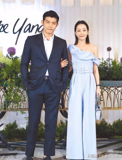 賈靜雯林心如在楊祐寧婚禮上玩得很開心,貼臉合影彰顯姐妹情