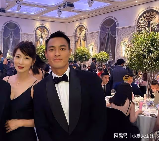 賈靜雯林心如在楊祐寧婚禮上玩得很開心,貼臉合影彰顯姐妹情