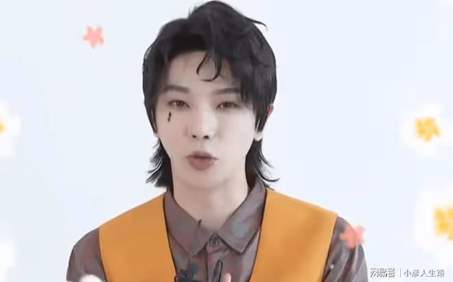 華晨宇短髮穿白西裝,王悅伊也剪短髮穿白襯衫,連手機殼也是同款