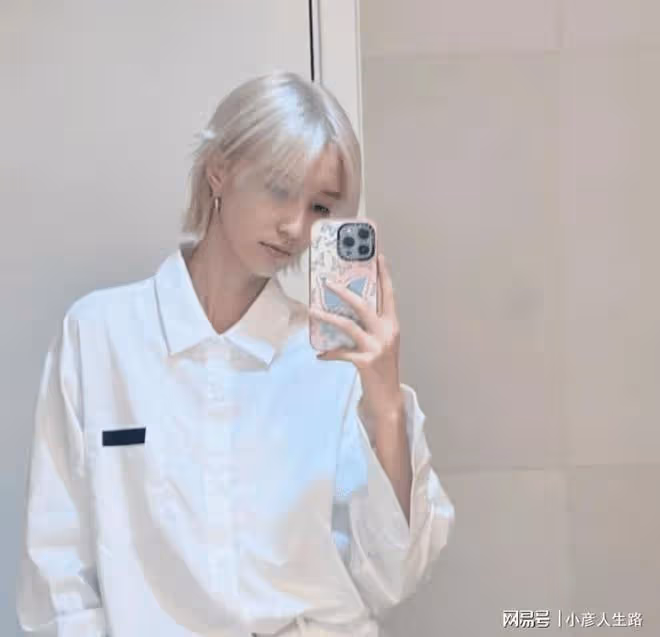 華晨宇短髮穿白西裝,王悅伊也剪短髮穿白襯衫,連手機殼也是同款