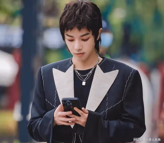 華晨宇短髮穿白西裝,王悅伊也剪短髮穿白襯衫,連手機殼也是同款