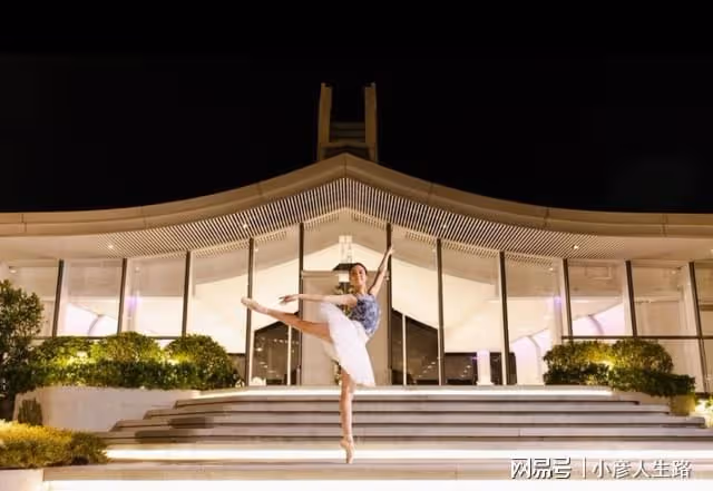 劉鑾雄19歲女兒秀舞技!穿芭蕾裙做高難度動作,顏值不輸媽媽