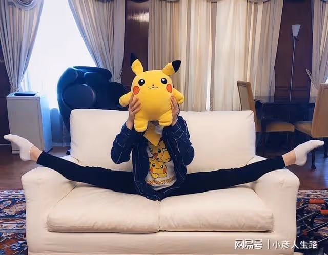 劉鑾雄19歲女兒秀舞技!穿芭蕾裙做高難度動作,顏值不輸媽媽