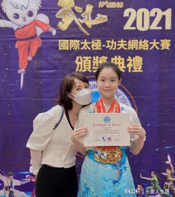 劉鑾雄19歲女兒秀舞技!穿芭蕾裙做高難度動作,顏值不輸媽媽