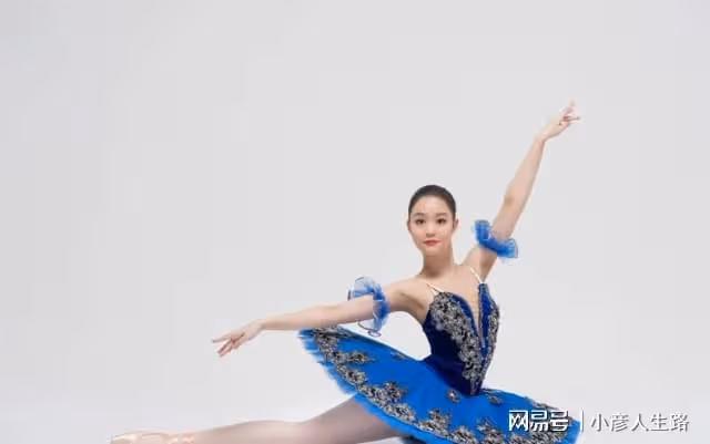 劉鑾雄19歲女兒秀舞技!穿芭蕾裙做高難度動作,顏值不輸媽媽