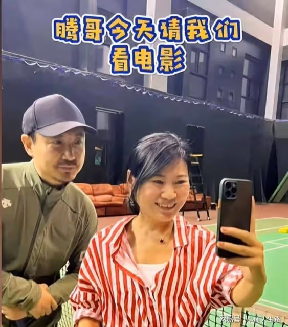 岳雲鵬姐姐曬健身照,沈騰摟肩親密合影,網友:「你過來啊!」