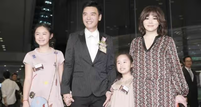 69歲鍾鎮濤為18歲愛女慶生,與嬌妻好似父女,女兒被指撞臉馬思純