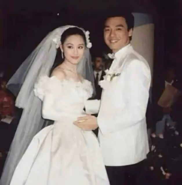 69歲鍾鎮濤為18歲愛女慶生,與嬌妻好似父女,女兒被指撞臉馬思純