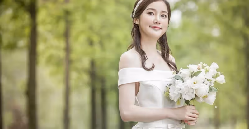表姐借走兩萬表弟又來借，妻子按住錢不給，丈夫：哪怕離婚也得給