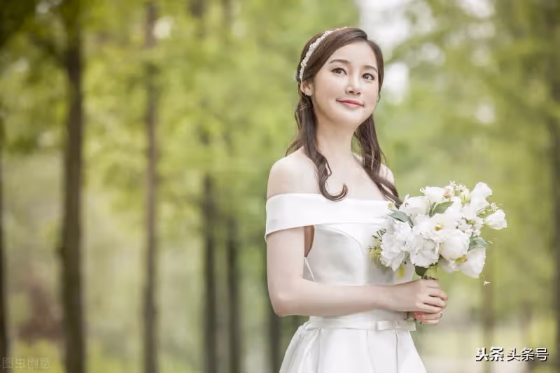 表姐借走兩萬表弟又來借,妻子按住錢不給,丈夫:哪怕離婚也得給