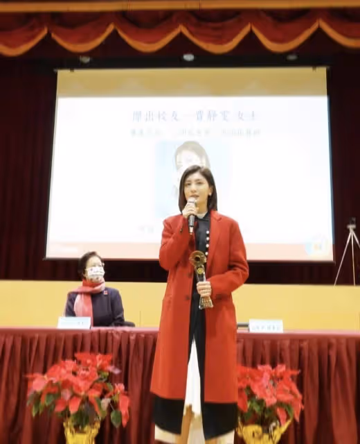 賈靜雯榮歸母校被評為傑出校友,曬多張童年照,與咘咘幾乎一模一樣,網友:基因強大