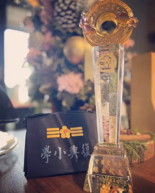 賈靜雯榮歸母校被評為傑出校友,曬多張童年照,與咘咘幾乎一模一樣,網友:基因強大