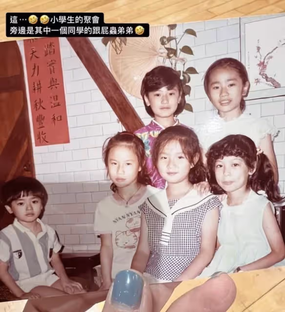 賈靜雯榮歸母校被評為傑出校友,曬多張童年照,與咘咘幾乎一模一樣,網友:基因強大