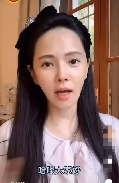 56歲伊能靜臉鬆弛下顎線下垂,狀態顯滄桑,網友:比普通人漂亮有氣質!