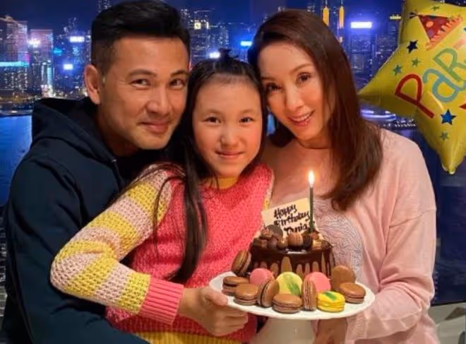 郭可盈家族聚會照曝光,12口人全是高顏值,熊黛林緊靠老公秀恩愛