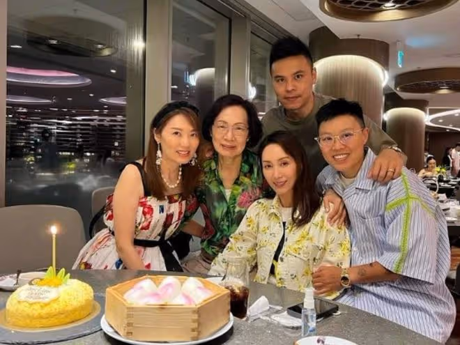 郭可盈家族聚會照曝光,12口人全是高顏值,熊黛林緊靠老公秀恩愛