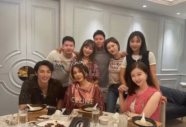 恭喜!TVB帥氣男星躋身上流社交圈,與多位香港富婆成忘年之交