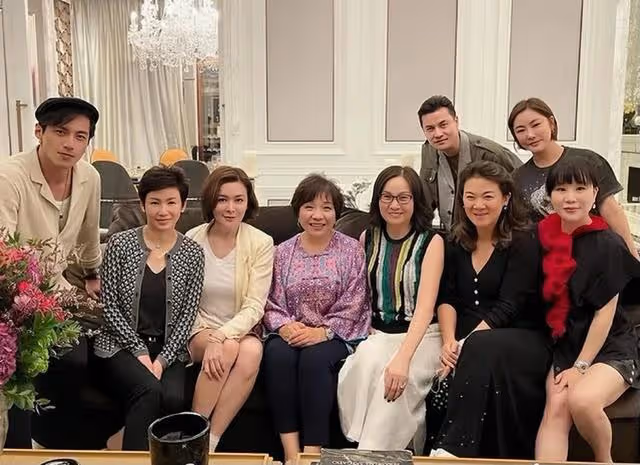 恭喜!TVB帥氣男星躋身上流社交圈,與多位香港富婆成忘年之交
