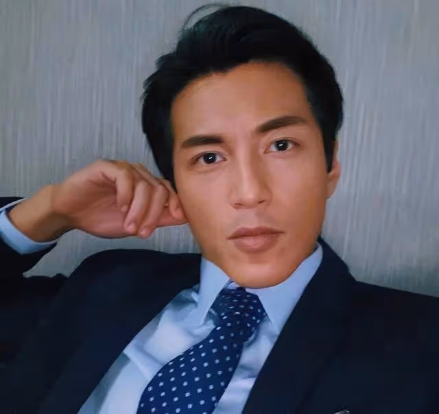 恭喜!TVB帥氣男星躋身上流社交圈,與多位香港富婆成忘年之交
