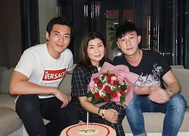 恭喜!TVB帥氣男星躋身上流社交圈,與多位香港富婆成忘年之交