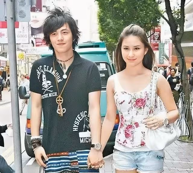 恭喜!TVB帥氣男星躋身上流社交圈,與多位香港富婆成忘年之交