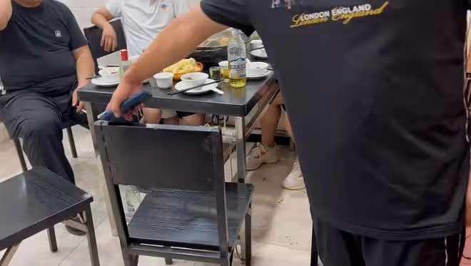百萬粉網紅遭多位陌生男騷擾,對方多次敬酒調戲,輕佻鬨笑惹眾怒