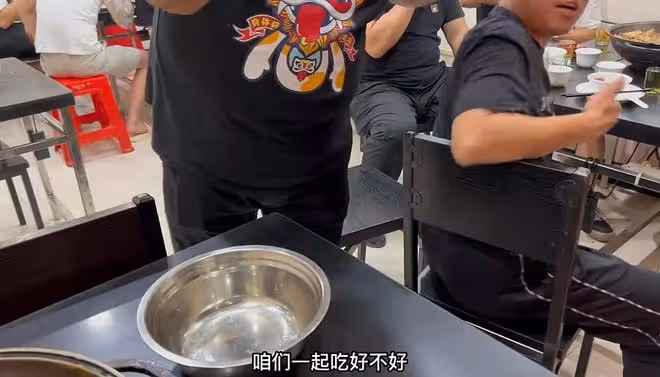 百萬粉網紅遭多位陌生男騷擾,對方多次敬酒調戲,輕佻鬨笑惹眾怒