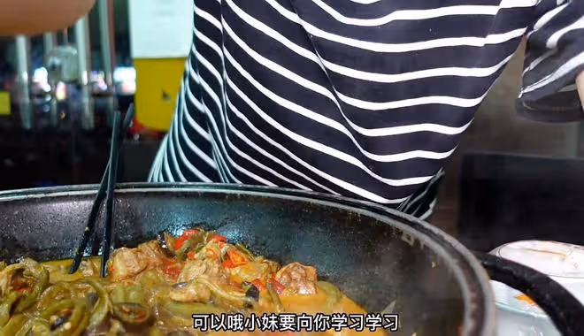 百萬粉網紅遭多位陌生男騷擾,對方多次敬酒調戲,輕佻鬨笑惹眾怒
