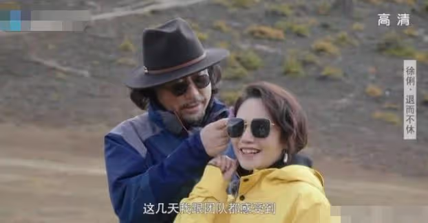 眾多央視名嘴齊聚!61歲徐俐升職成會長,剪超短髮氣質大變認不出