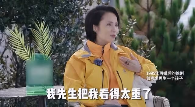 眾多央視名嘴齊聚!61歲徐俐升職成會長,剪超短髮氣質大變認不出
