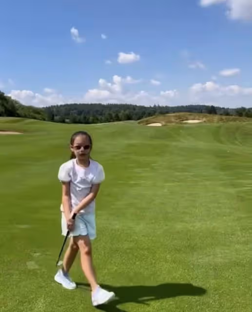 富士康老闆娘10億古堡度七夕,換5套衣服,8歲女兒大小姐范十足