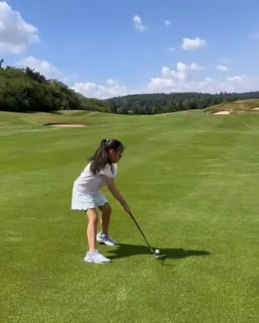 富士康老闆娘10億古堡度七夕,換5套衣服,8歲女兒大小姐范十足