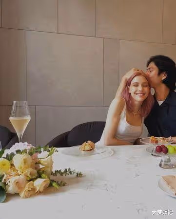 快訊/Beenzino秘密登記結婚了,放閃熱吻照「娶交往8年德女友」