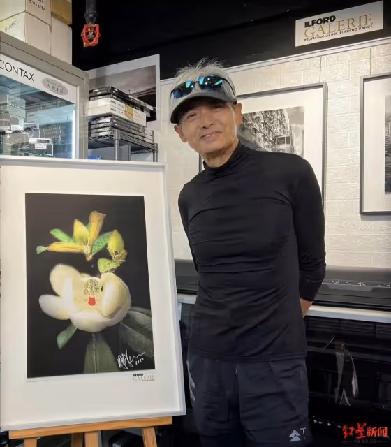67歲周潤發曬攝影作品,滿頭白髮身型消瘦