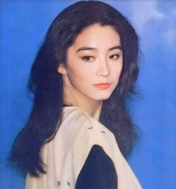 67歲林青霞從容老去:身材豐滿卻不油膩,穿搭不扮嫩更優雅高級,網友:老有所樂活的真實