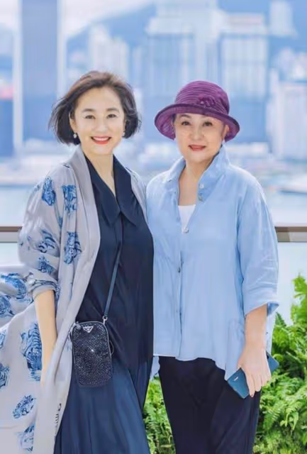 67歲林青霞從容老去:身材豐滿卻不油膩,穿搭不扮嫩更優雅高級,網友:老有所樂活的真實