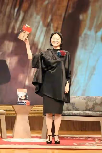 67歲林青霞從容老去:身材豐滿卻不油膩,穿搭不扮嫩更優雅高級,網友:老有所樂活的真實