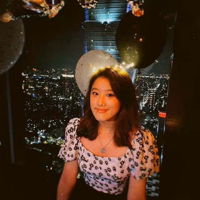 賈靜雯17歲大女兒顏值逆襲！穿弔帶裙小秀性感，化歐美妝凹凸有致