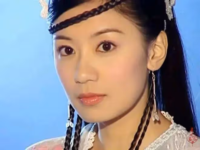 賈靜雯17歲大女兒顏值逆襲！穿弔帶裙小秀性感，化歐美妝凹凸有致