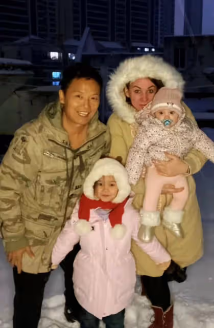64歲男星帶混血女兒回國！行李成堆在國外機場歡呼，回應移民質疑