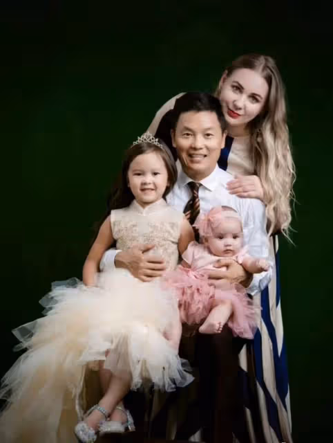 64歲男星帶混血女兒回國！行李成堆在國外機場歡呼，回應移民質疑