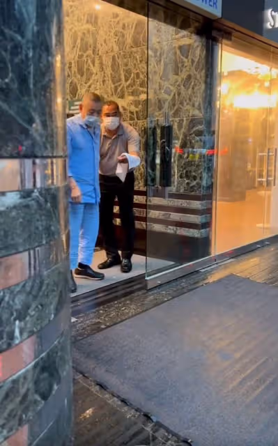 71歲劉鑾雄出行，曾換腎走路小心翼翼，1人攙扶他2人撐傘陣仗大