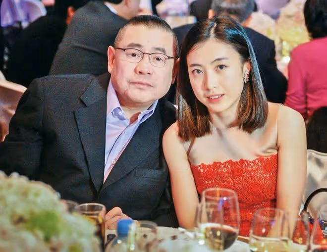 71歲劉鑾雄出行，曾換腎走路小心翼翼，1人攙扶他2人撐傘陣仗大
