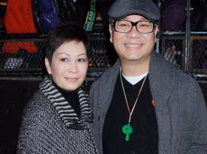 歐陽震華富婆妻子生日！緊摟親吻異性不避嫌，兩人已相識超過30年
